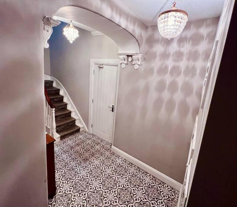 Smart-Home In Original Victorian Building Бристол Екстериор снимка