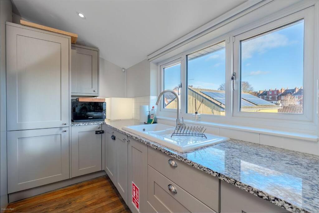 Smart-Home In Original Victorian Building Бристол Екстериор снимка