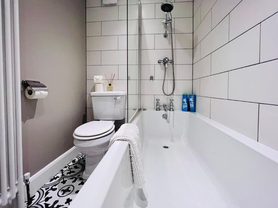 Smart-Home In Original Victorian Building Бристол Екстериор снимка