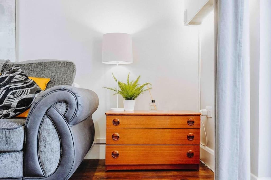 Smart-Home In Original Victorian Building Бристол Екстериор снимка